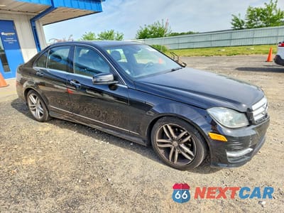 Czwarte zdjęcie samochodu z boku: 2012 MERCEDES-BENZ C 300 4MATIC VIN:WDDGF8BB9CR234041 - miniatura