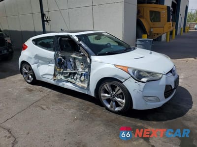 Czwarte zdjęcie samochodu z boku: 2013 HYUNDAI VELOSTER BASE VIN:KMHTC6AD6DU175498 - miniatura