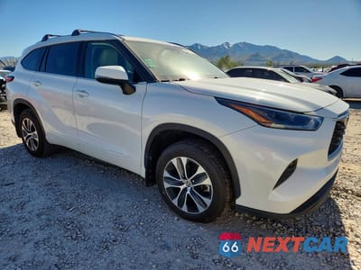 Czwarte zdjęcie samochodu z boku: 2021 TOYOTA HIGHLANDER XLE VIN:5TDHZRBH5MS551589 - miniatura