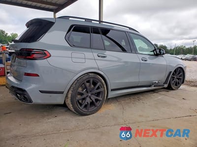 Trzecie zdjęcie samochodu z tyłu: 2024 BMW X7 M60I VIN:5UX33EM03R9T73102 - miniatura