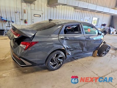 Trzecie zdjęcie samochodu z tyłu: 2024 HYUNDAI ELANTRA SEL VIN:KMHLS4DG6RU643587 - miniatura