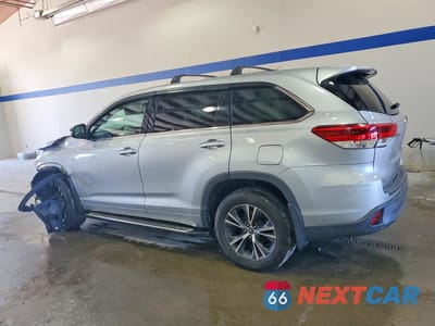 Drugie zdjęcie samochodu z przodu: 2018 TOYOTA HIGHLANDER LE VIN:5TDBZRFH6JS497828 - miniatura