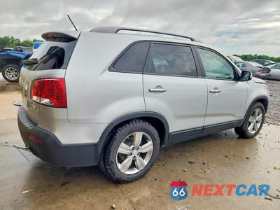 Trzecie zdjęcie samochodu z tyłu: 2013 KIA SORENTO EX VIN:5XYKUDA26DG319536 - miniatura