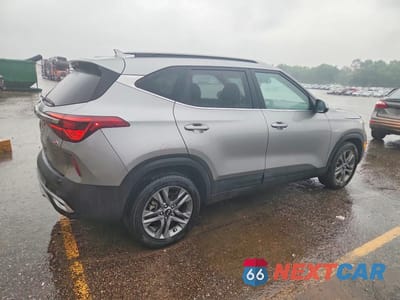 Trzecie zdjęcie samochodu z tyłu: 2021 KIA SELTOS S VIN:KNDEUCAA2M7172952 - miniatura