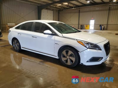 Czwarte zdjęcie samochodu z boku: 2017 HYUNDAI SONATA HYBRID LIMITED VIN:KMHE34L15HA050709 - miniatura