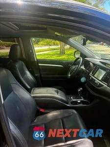 Piąte zdjęcie samochodu w środku: 2019 TOYOTA HIGHLANDER XLE VIN:5TDJZRFH6KS604292 - miniatura