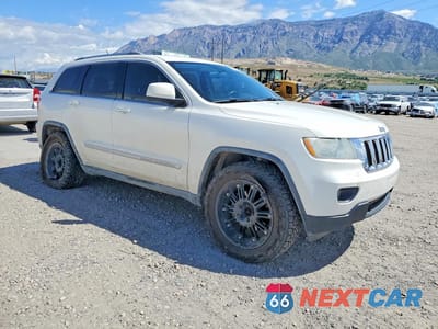 Czwarte zdjęcie samochodu z boku: 2011 JEEP GRAND CHEROKEE LAREDO VIN:1J4RR4GG2BC654677 - miniatura