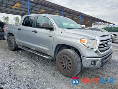 Czwarte zdjęcie samochodu z boku: 2017 TOYOTA TUNDRA SR5 VIN:5TFDW5F10HX625420 - miniatura