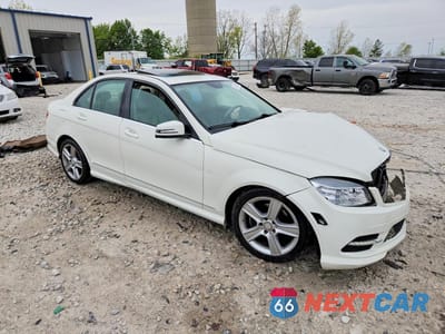 Czwarte zdjęcie samochodu z boku: 2011 MERCEDES-BENZ C 300 4MATIC VIN:WDDGF8BBXBA512409 - miniatura