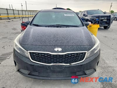Piąte zdjęcie samochodu w środku: 2017 KIA FORTE LX VIN:3KPFL4A72HE067660 - miniatura