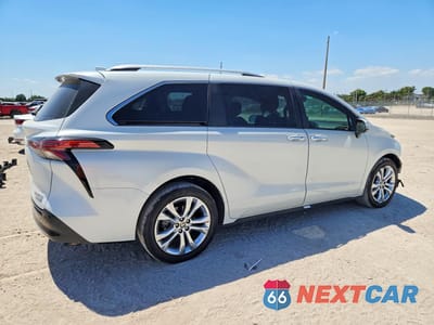 Trzecie zdjęcie samochodu z tyłu: 2022 TOYOTA SIENNA PLATINUM 7-PASSENGER VIN:5TDERKEC3NS088380 - miniatura