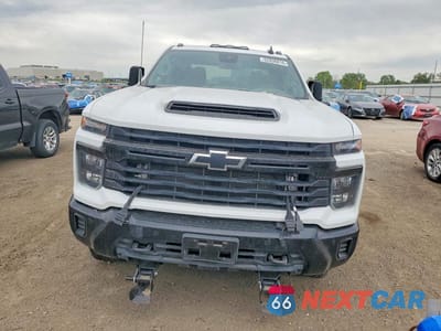 Piąte zdjęcie samochodu w środku: 2025 CHEVROLET SILVERADO K2500 CUSTOM VIN:2GC4KMEY3S1155473 - miniatura