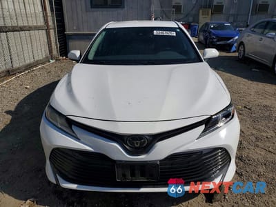 Piąte zdjęcie samochodu w środku: 2019 TOYOTA CAMRY LE VIN:4T1B11HK4KU838699 - miniatura
