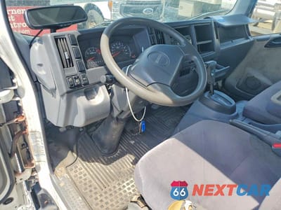 Zdjęcie 8 z 12 samochodu: 2014 ISUZU NPR HD VIN:54DC4W1B8ES805241 - miniatura