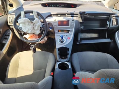 Zdjęcie 8 z 14 samochodu: 2015 TOYOTA PRIUS TWO VIN:JTDKN3DU8F0466969 - miniatura
