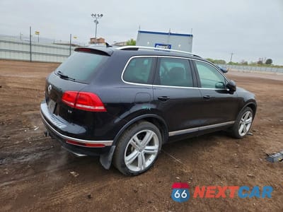 Trzecie zdjęcie samochodu z tyłu: 2017 VOLKSWAGEN TOUAREG EXECUTIVE VIN:WVGGF7BP5HD004982 - miniatura