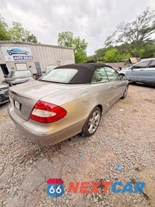 Czwarte zdjęcie samochodu z boku: 2007 MERCEDES-BENZ CLK 350 VIN:WDBTK56F07T080634 - miniatura