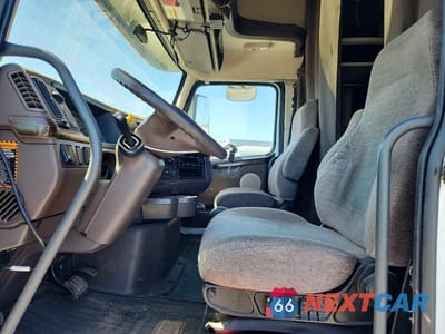 Piąte zdjęcie samochodu w środku: 2016 VOLVO VNL SEMI TRUCK VIN:4V4NC9EH4GN953909 - miniatura