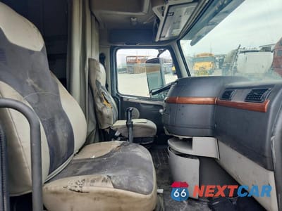 Piąte zdjęcie samochodu w środku: 2007 VOLVO VNL SEMI TRUCK VIN:4V4NC9GH67N453487 - miniatura