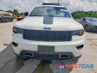 Piąte zdjęcie samochodu w środku: 2018 JEEP GRAND CHEROKEE LAREDO VIN:1C4RJFAGXJC357849 - miniatura