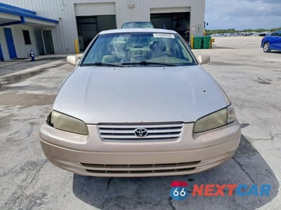 Piąte zdjęcie samochodu w środku: 1997 TOYOTA CAMRY LE VIN:4T1BG22K1VU157773 - miniatura