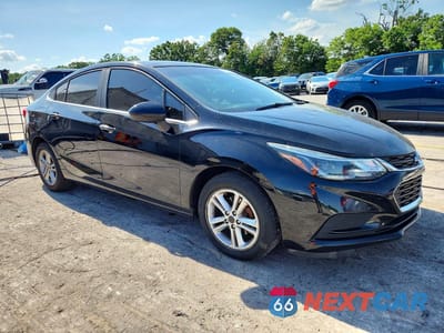 Czwarte zdjęcie samochodu z boku: 2017 CHEVROLET CRUZE LT VIN:1G1BE5SM8H7259645 - miniatura