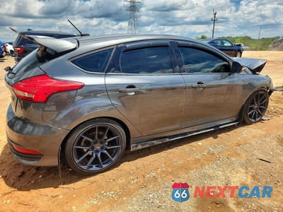 Trzecie zdjęcie samochodu z tyłu: 2018 FORD FOCUS ST VIN:1FADP3L94JL306911 - miniatura