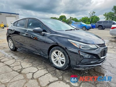Czwarte zdjęcie samochodu z boku: 2018 CHEVROLET CRUZE LT VIN:3G1BE6SM7JS624605 - miniatura