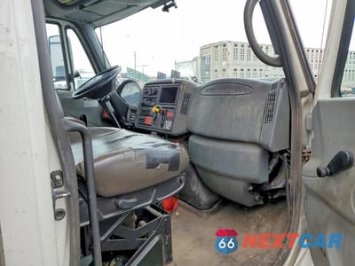 Piąte zdjęcie samochodu w środku: 2006 INTERNATIONAL 4400 CRANE TRUCK VIN:1HTMKAAN76H239800 - miniatura