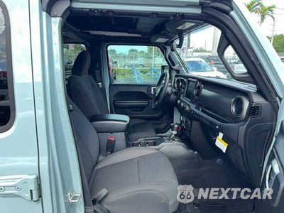 Piąte zdjęcie samochodu w środku: 2023 JEEP WRANGLER SPORT VIN:1C4HJXDN7PW509945 - miniatura