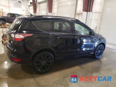 Trzecie zdjęcie samochodu z tyłu: 2018 FORD ESCAPE SE VIN:1FMCU9GD1JUC31347 - miniatura