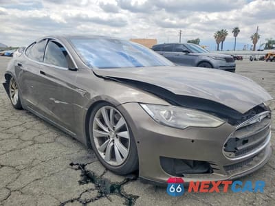 Czwarte zdjęcie samochodu z boku: 2016 TESLA MODEL S VIN:5YJSA1E20GF123881 - miniatura