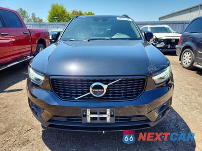 Piąte zdjęcie samochodu w środku: 2019 VOLVO XC40 T5 R-DESIGN VIN:YV4162UM7K2048658 - miniatura