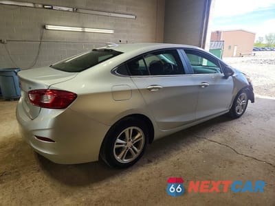 Trzecie zdjęcie samochodu z tyłu: 2018 CHEVROLET CRUZE LT VIN:1G1BE5SMXJ7222845 - miniatura