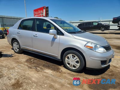 Czwarte zdjęcie samochodu z boku: 2011 NISSAN VERSA 1.8 S VIN:3N1BC1AP0BL451083 - miniatura