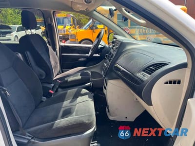 Piąte zdjęcie samochodu w środku: 2016 DODGE GRAND CARAVAN SE VIN:2C4RDGBG3GR342217 - miniatura