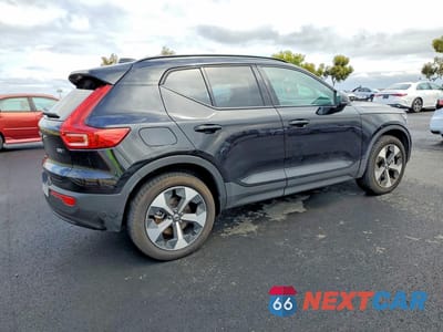 Trzecie zdjęcie samochodu z tyłu: 2025 VOLVO XC40 PLUS VIN:YV4L12UC8S2464443 - miniatura