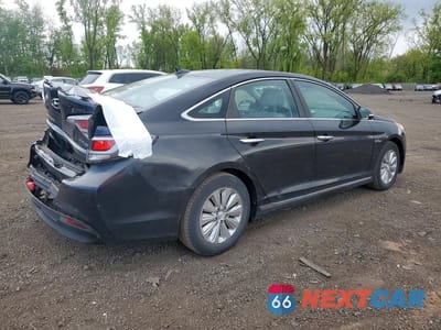 Trzecie zdjęcie samochodu z tyłu: 2017 HYUNDAI SONATA HYBRID SE VIN:KMHE24L16HA052181 - miniatura