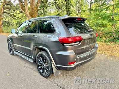 Trzecie zdjęcie samochodu z tyłu: 2020 JEEP GRAND CHEROKEE LAREDO VIN:1C4RJFAG0LC147151 - miniatura