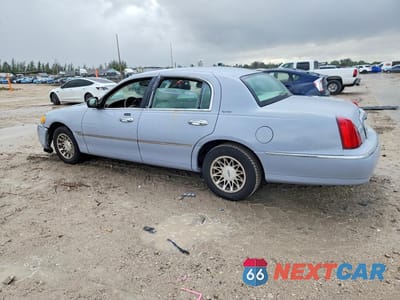 Drugie zdjęcie samochodu z przodu: 1999 LINCOLN TOWN CAR SIGNATURE VIN:1LNHM82W3XY683830 - miniatura