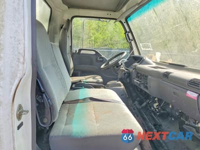 Zdjęcie 11 z 13 samochodu: 2003 ISUZU NPR BOX TRUCK VIN:4KLB4B1R53J800488 - miniatura