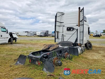 Czwarte zdjęcie samochodu z boku: 2016 VOLVO VNL SEMI TRUCK VIN:4V4NC9EH8GN953752 - miniatura