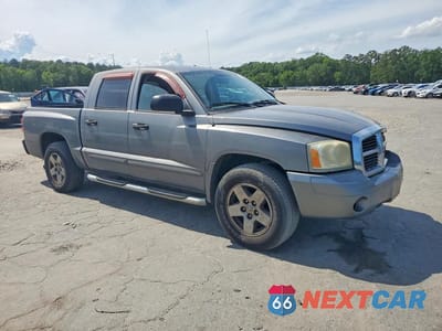 Czwarte zdjęcie samochodu z boku: 2005 DODGE DAKOTA QUAD SLT VIN:1D7HE48N25S119343 - miniatura