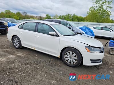 Czwarte zdjęcie samochodu z boku: 2013 VOLKSWAGEN PASSAT S VIN:1VWAP7A39DC010268 - miniatura