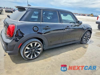 Trzecie zdjęcie samochodu z tyłu: 2024 MINI COOPER S VIN:WMW53DK06R2W06189 - miniatura