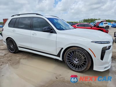 Czwarte zdjęcie samochodu z boku: 2026 BMW X7 ALPINA XB7 VIN:5UX43EM08T9056024 - miniatura