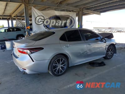 Trzecie zdjęcie samochodu z tyłu: 2022 TOYOTA CAMRY SE VIN:4T1G11AK9NU715761 - miniatura