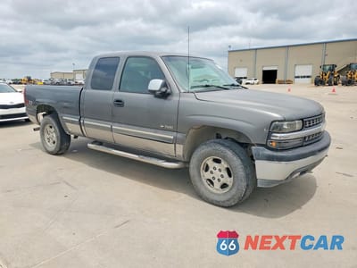 Czwarte zdjęcie samochodu z boku: 2002 CHEVROLET SILVERADO K1500 VIN:2GCEK19T121210133 - miniatura