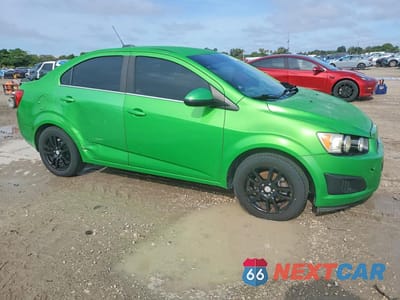Czwarte zdjęcie samochodu z boku: 2015 CHEVROLET SONIC LT VIN:1G1JC5SH5F4119653 - miniatura