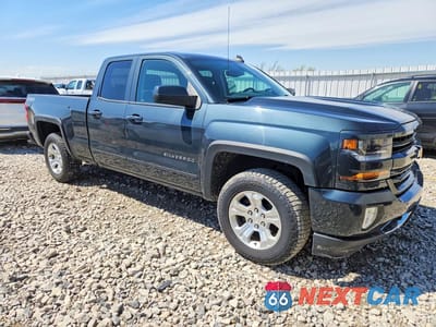 Czwarte zdjęcie samochodu z boku: 2017 CHEVROLET SILVERADO K1500 LT VIN:1GCVKREC3HZ230856 - miniatura